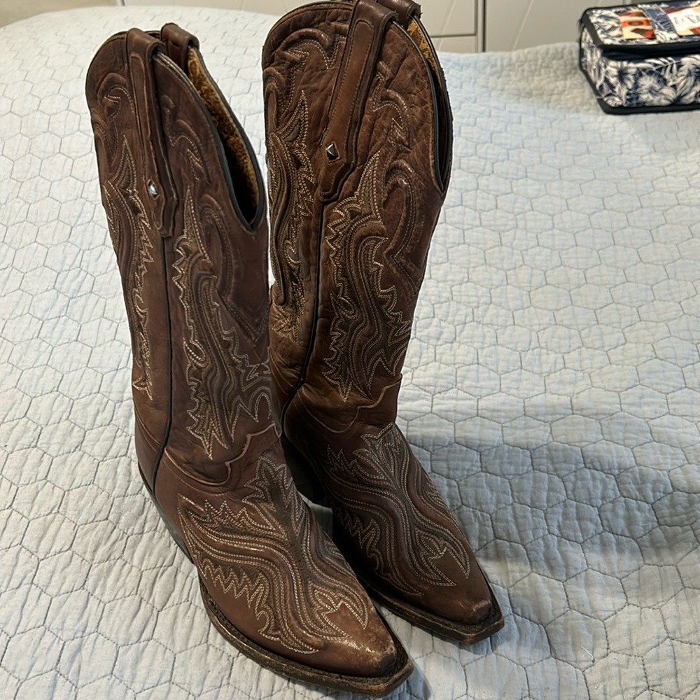 Corral  boots distressed saddle coffee color